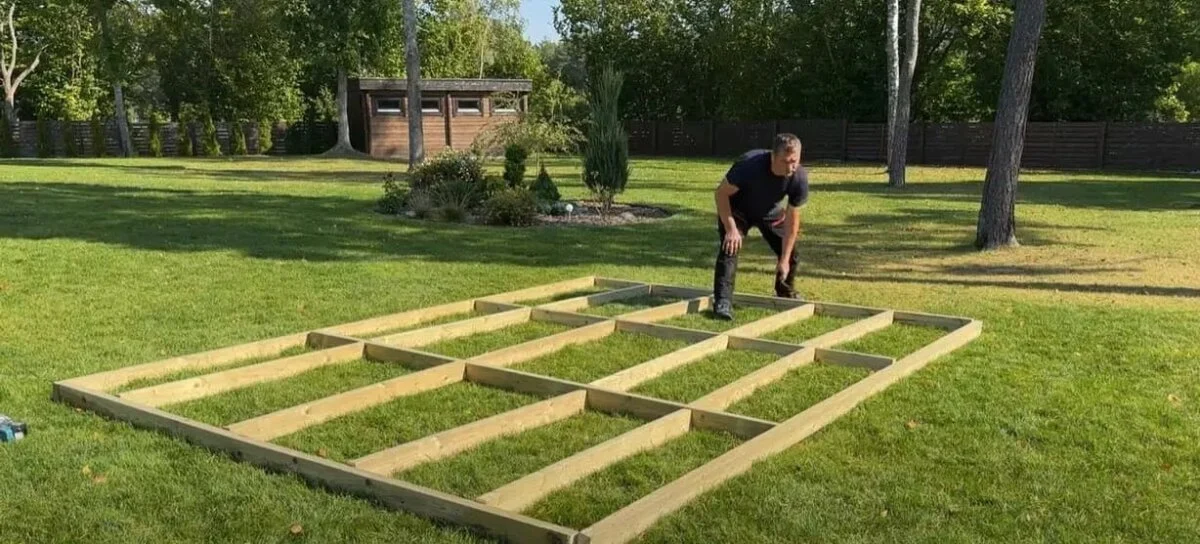 Piharakennuksen pohjarunko tontilla