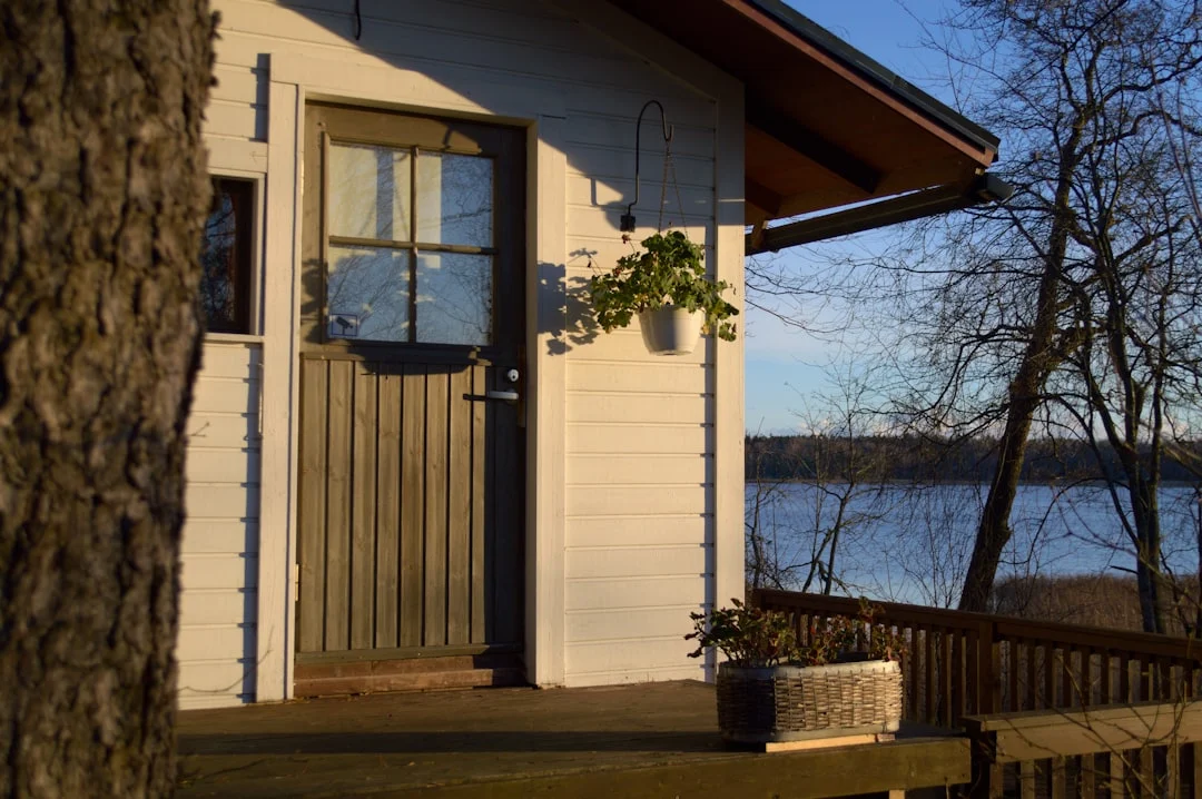 Rantasauna järvimaisemassa