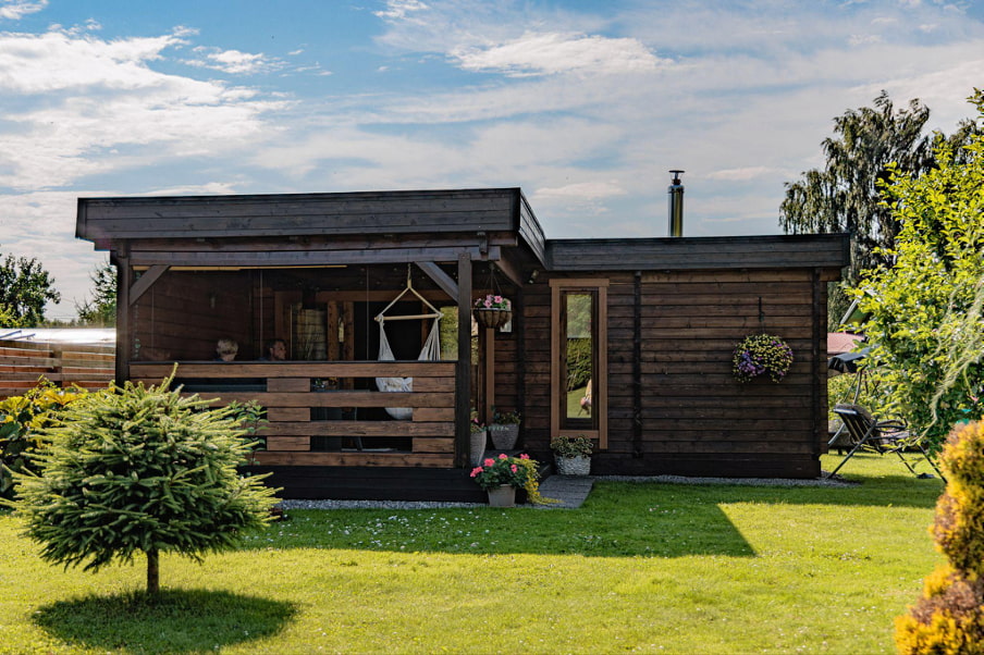 Saunamökki terasseineen puutarhassa