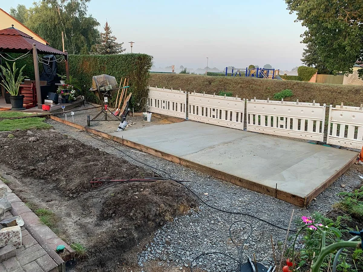 Valettu betonilaatta piharakennukselle